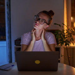 【原因は眼鏡！？】つらい肩こりの改善策【デスクワーカーの悩み】