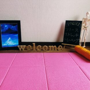 【実例】オンライントレーニングのインテリアに青色絵画？？